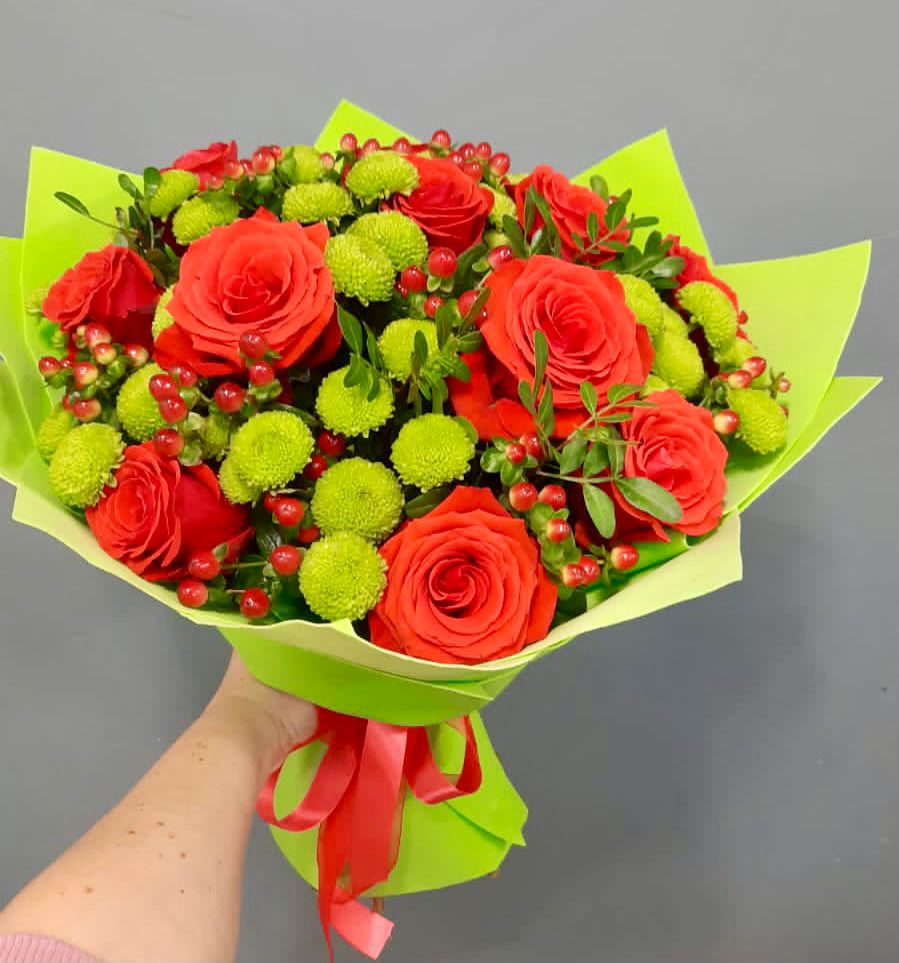 Букет цветов из: Хризантемы и Розы в Красногорском Алтайского края