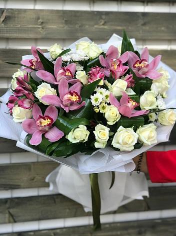 Букет цветов из: Розы и Хризантемы в Красногорском Алтайского края