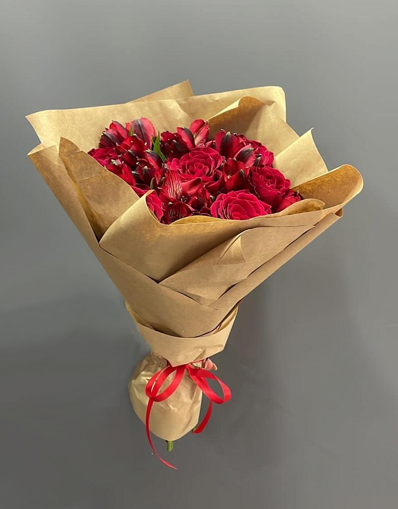 Букет цветов из: Альстромерии и Розы в Красногорском Алтайского края