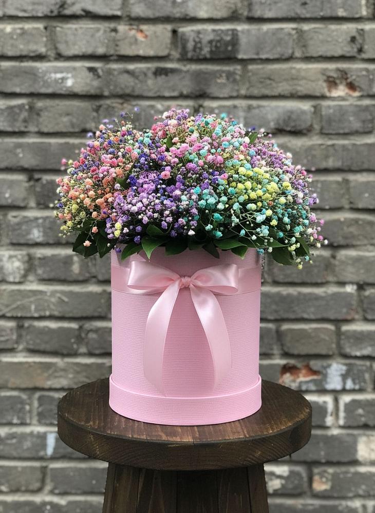 Цветочная композиция из Гипсофила и Розы в шляпной коробке в Красногорском Алтайского края