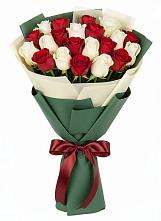 Букет Микс из красных и белых роз в Красногорском Алтайского края