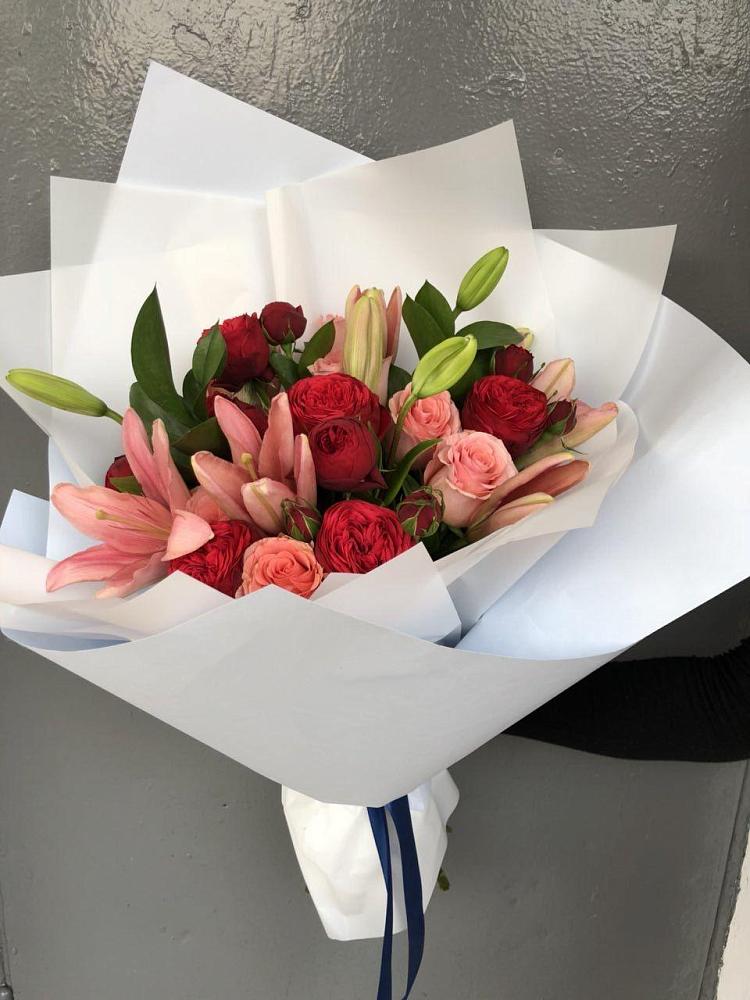 Букет цветов из: Лилии и Розы в Красногорском Алтайского края