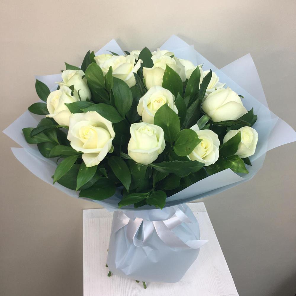 Букет 15 Белых роз Проуд в Красногорском Алтайского края