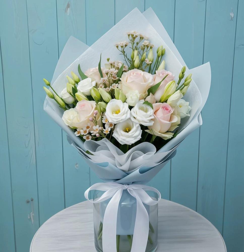 Букет цветов из: Розы и Лизиантусы в Красногорском Алтайского края