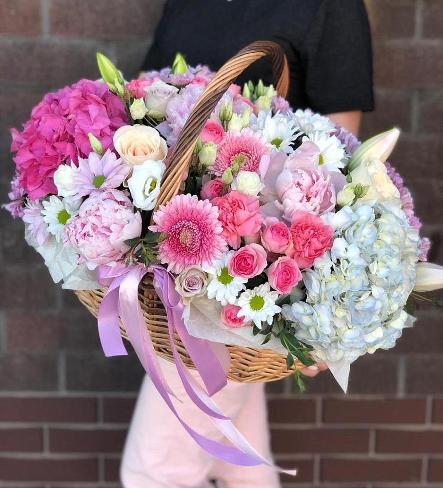 Цветочная композиция из Розы, Хризантемы, Пионы и Лизиантусы в корзине в Красногорском Алтайского края