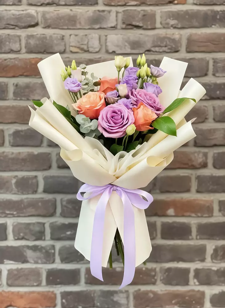 Букет цветов из: Лизиантусы и Розы в Красногорском Алтайского края