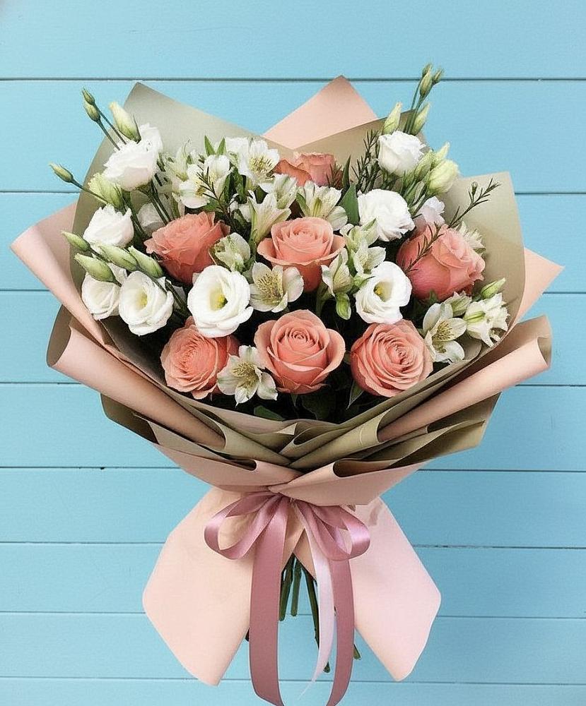 Букет цветов из: Розы, Альстромерии и Лизиантусы в Красногорском Алтайского края