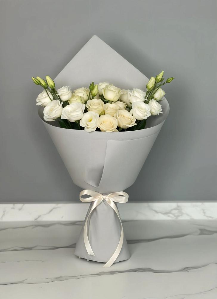 Букет цветов из: Розы и Лизиантусы в Красногорском Алтайского края