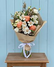 Букет цветов из:  Альстромерии, Лизиантусы, Розы и Хризантемы в Красногорском Алтайского края