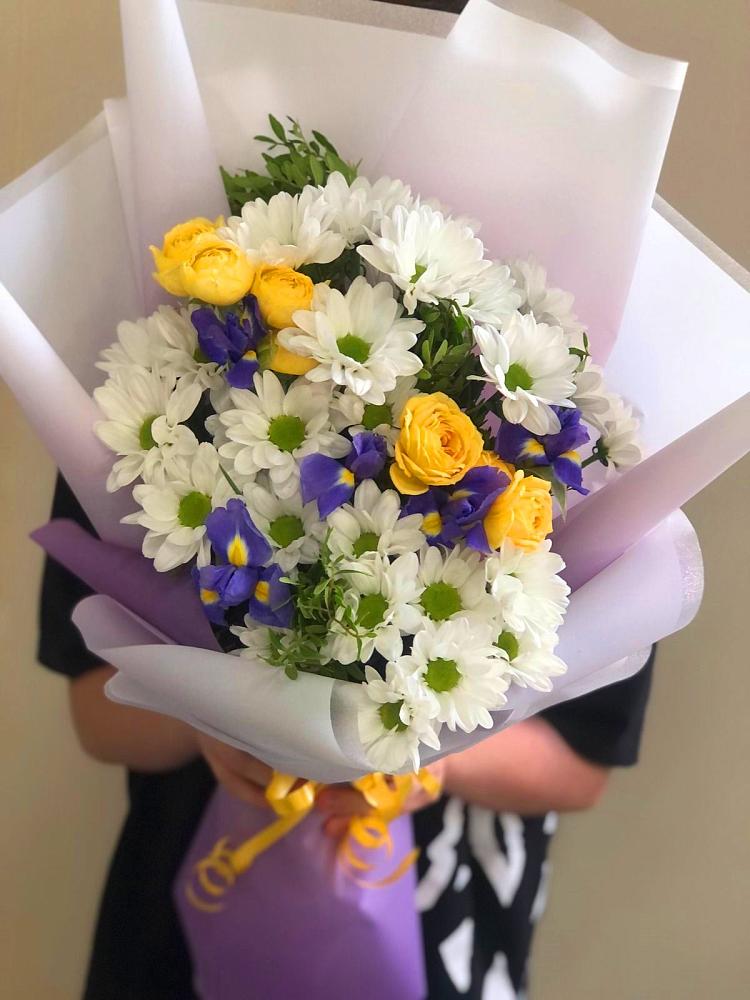 Букет цветов из: Ирисы, Хризантемы и Розы в Красногорском Алтайского края