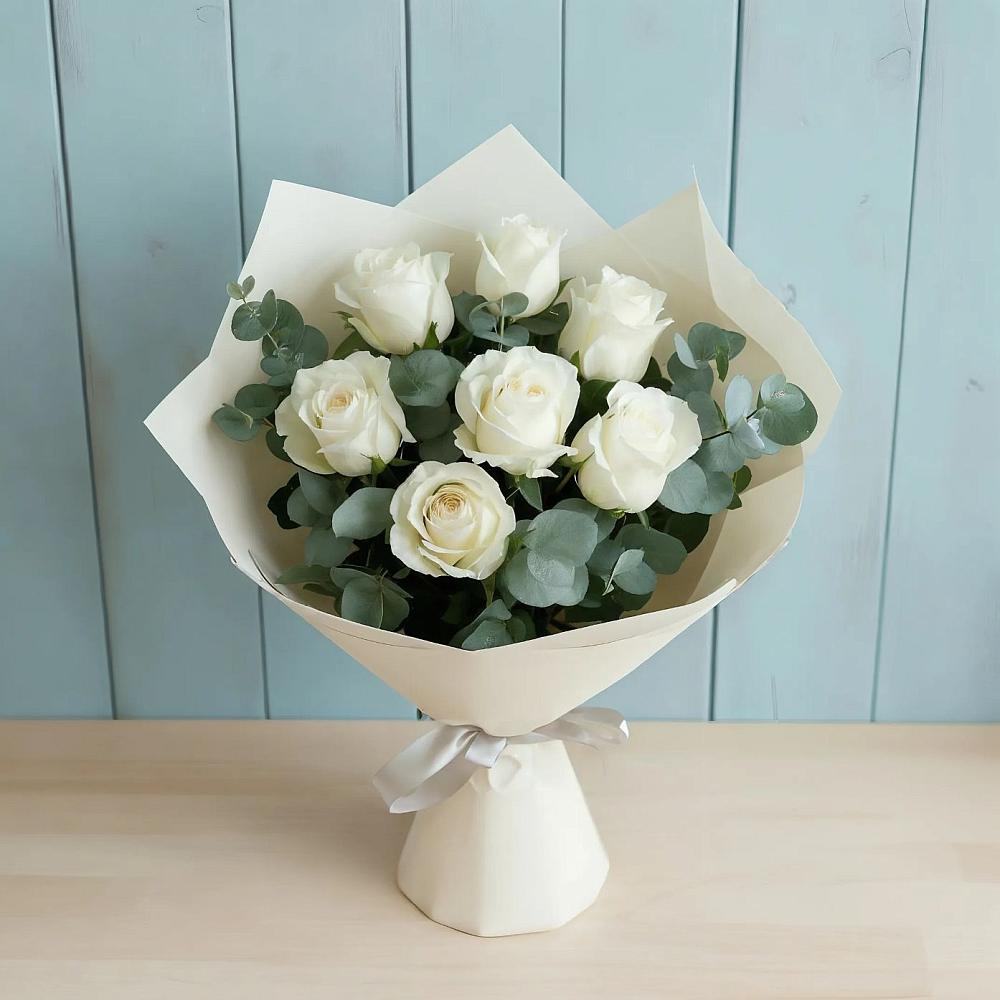 Букет Белые розы в Эвкалипте в Красногорском Алтайского края