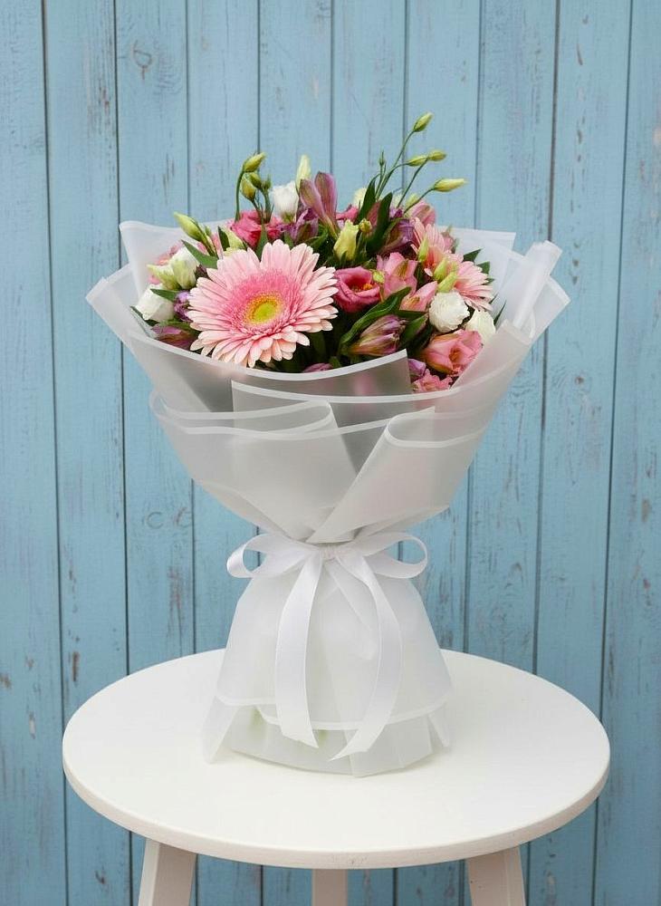 Букет цветов из: Герберы, Альстромерии и Лизиантусы в Красногорском Алтайского края