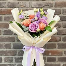 Букет цветов из:  Лизиантусы и Розы в Красногорском Алтайского края