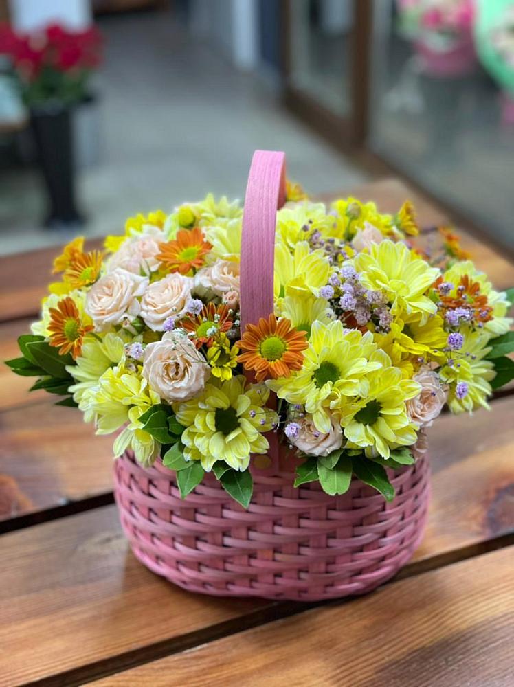 Цветочная композиция из Хризантемы и Розы в корзине в Красногорском Алтайского края