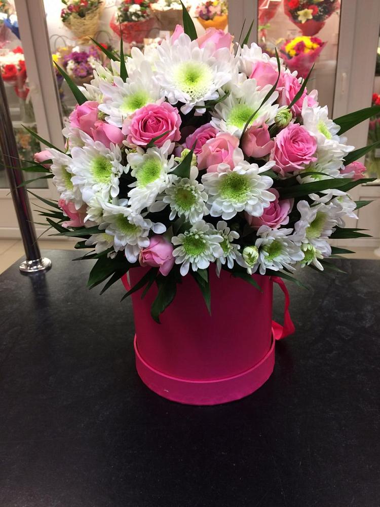 Цветочная композиция из Розы и Хризантемы в шляпной коробке в Красногорском Алтайского края