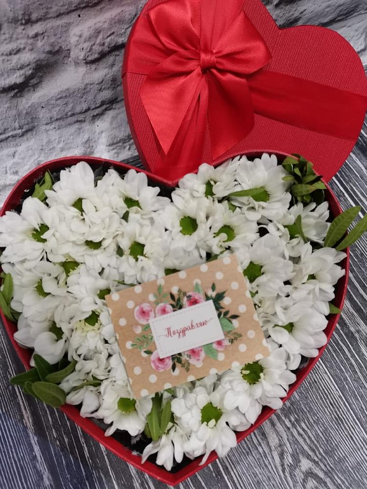 Цветочная композиция из Хризантемы в виде сердца в Красногорском Алтайского края