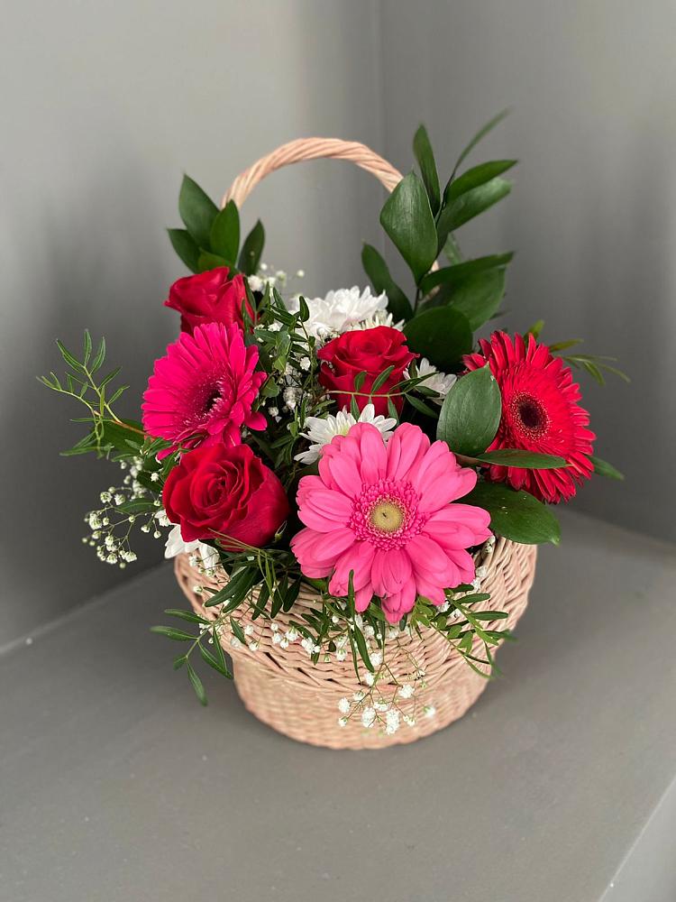 Цветочная композиция из Розы, Хризантемы и Герберы в корзине в Красногорском Алтайского края