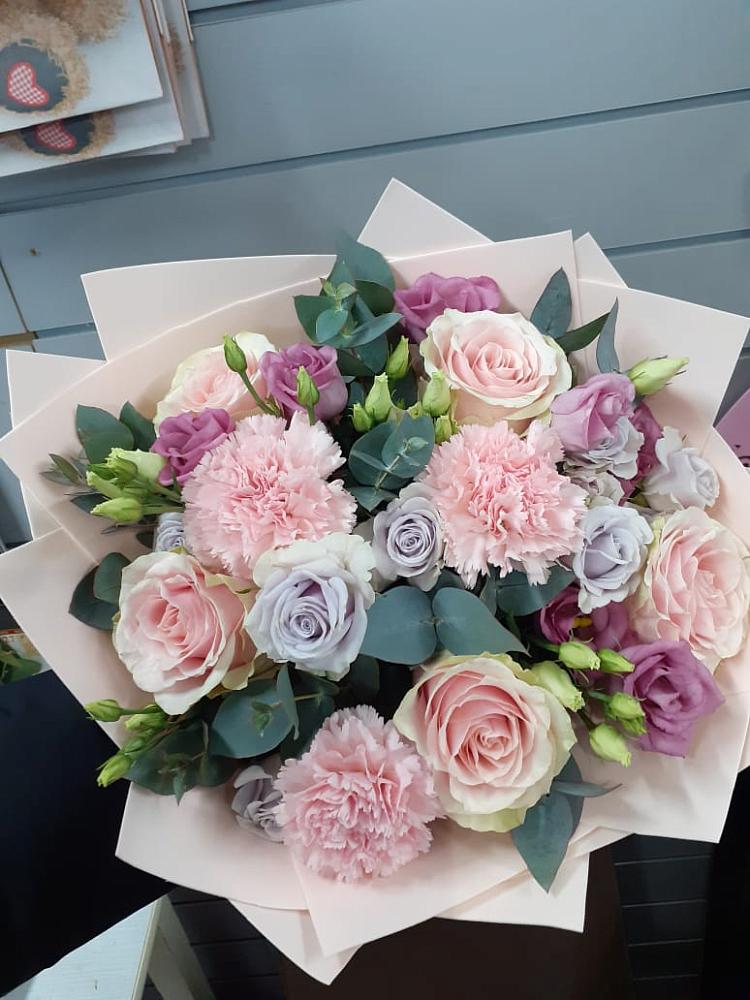 Букет цветов из: Розы, Гвоздики и Лизиантусы в Красногорском Алтайского края