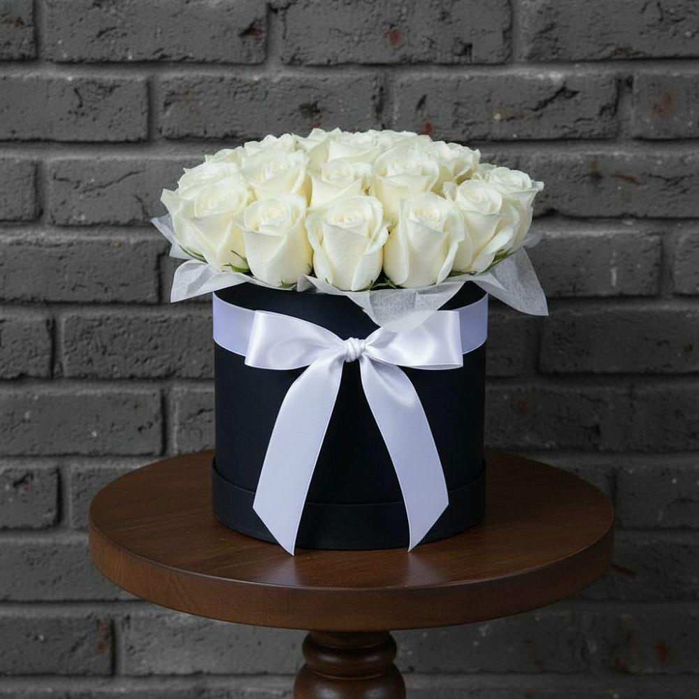 Цветочная композиция из Розы в шляпной коробке в Красногорском Алтайского края