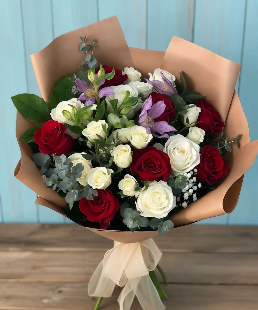 Букет цветов из: Розы и Альстромерии в Красногорском Алтайского края