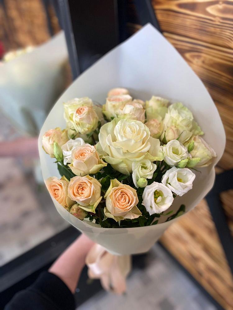 Букет цветов из: Розы и Лизиантусы в Красногорском Алтайского края